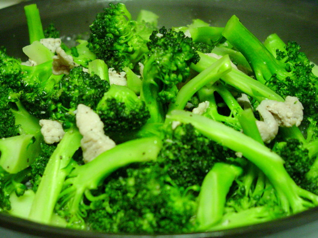 Bông cải xanh chứa nhiều chất xơ, vitamin B, folate rất tốt cho trẻ.