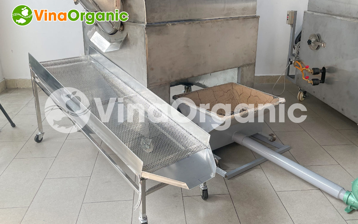 Thiết bị có cấu tạo đơn giản bao gồm các bộ phận: đầu cấp nguyên liệu, lỗ sàn, đầu ra nguyên liệu, bánh xe di chuyển.