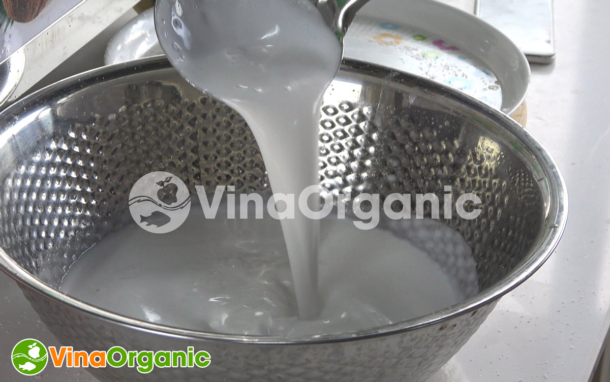 Để có sản phẩm nước cốt dừa như thế này, chúng ta cần máy ép cốt dừa của VinaOrganic