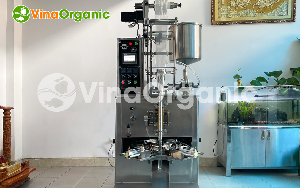 Máy đóng gói sữa chua túi tam giác có phiễu inox 304. Với thiết kế gọn có thể sắp xếp bất cứ đâu trong khu vực sản xuất. Hãy liên hệ 0938299798 - 0975299798