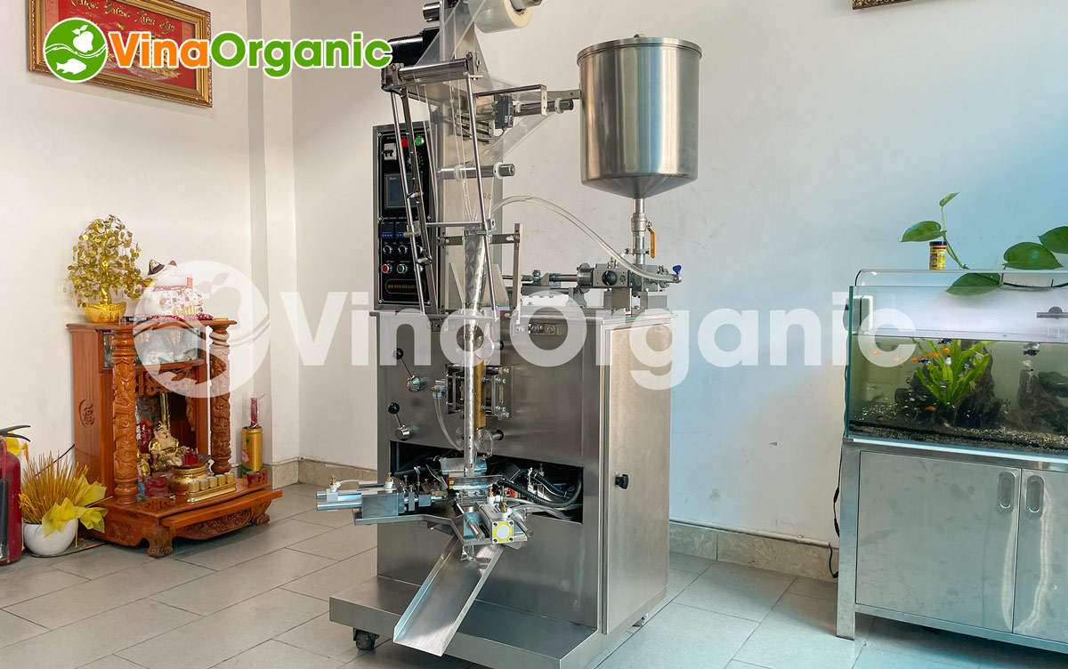 Máy đóng gói sữa chua túi tam giác có phiễu inox 304. Với thiết kế gọn có thể sắp xếp bất cứ đâu trong khu vực sản xuất. Hãy liên hệ 0938299798 - 0975299798