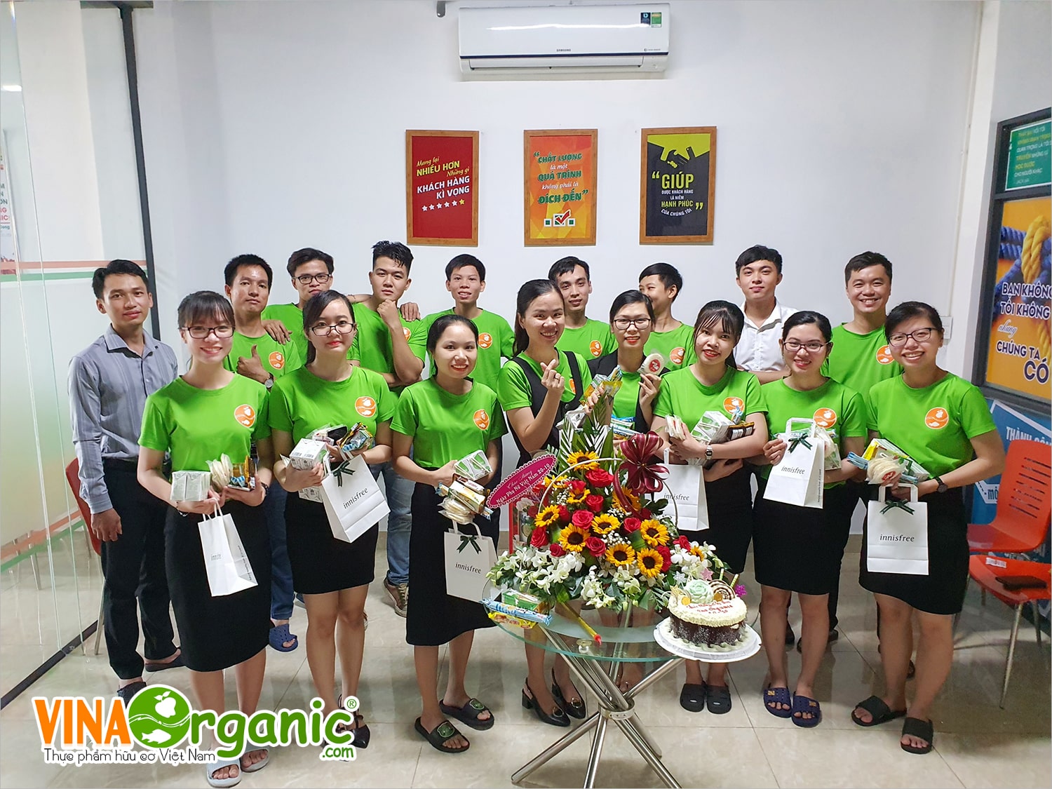 Nhằm tôn vinh các chị em phụ nữ VinaOrganic, nhân ngày 20/10 Công đoàn và cánh mày râu của công ty VinaOrganic đã tổ chức chương trình