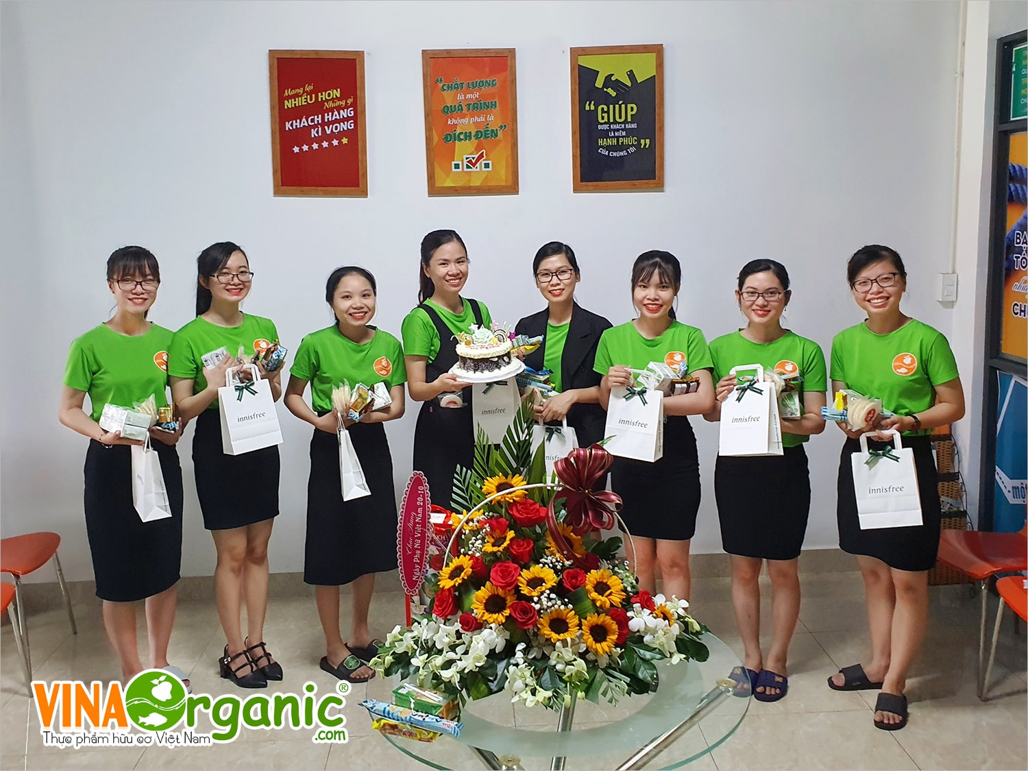 Nhằm tôn vinh các chị em phụ nữ VinaOrganic, nhân ngày 20/10 Công đoàn và cánh mày râu của công ty VinaOrganic đã tổ chức chương trình