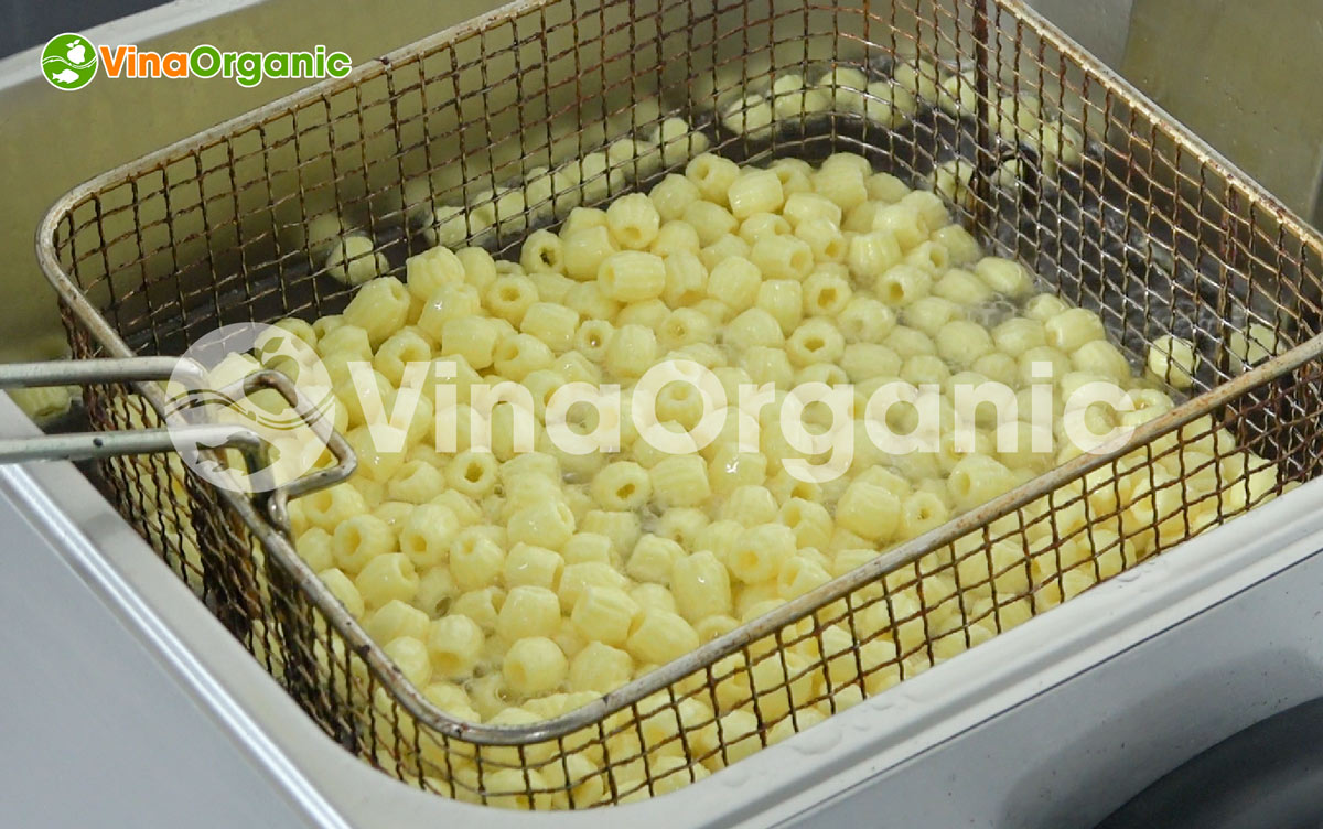 Dây chuyền sản xuất sản phẩm bao gồm các máy: máy chiên, máy vê trộn dạng lục.