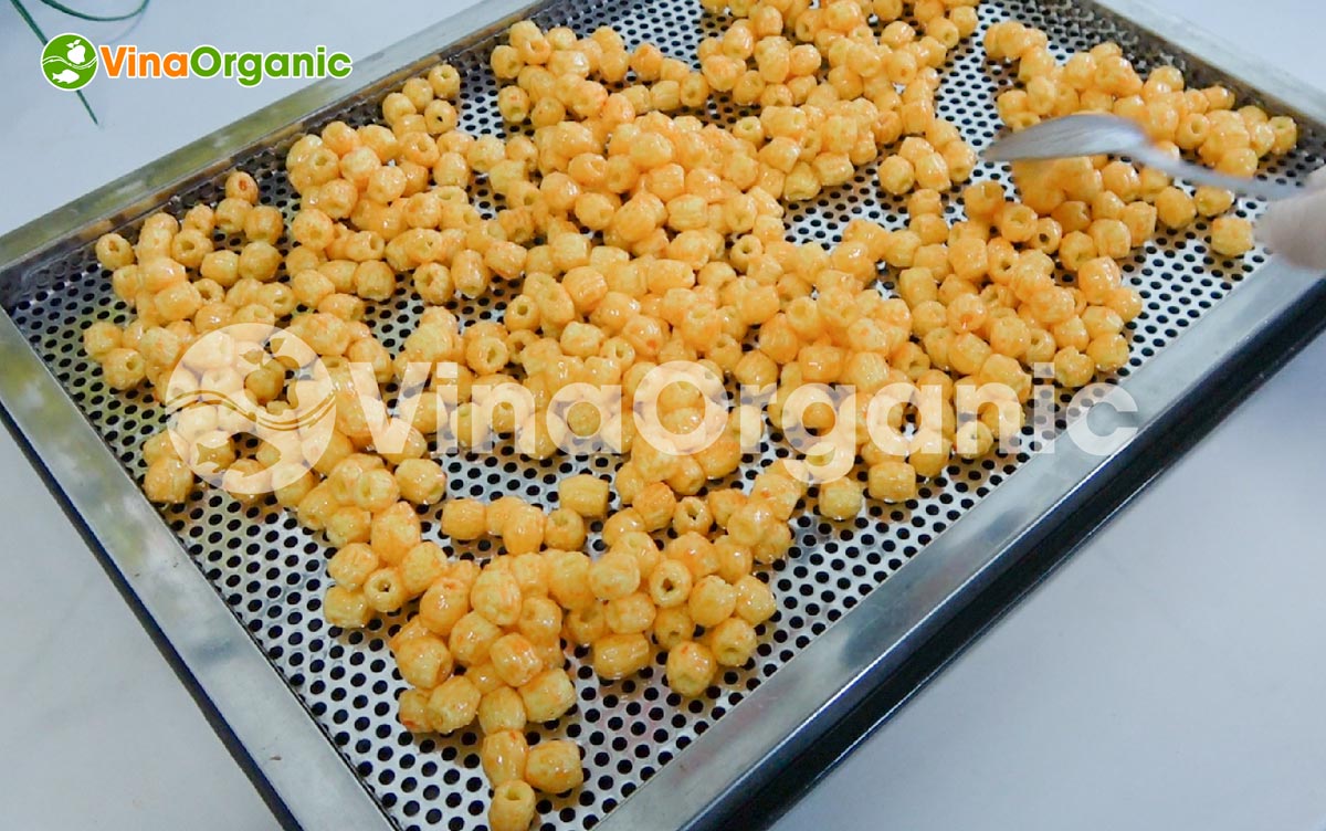 Dây chuyền sản xuất sản phẩm bao gồm các máy: máy chiên, máy vê trộn dạng lục.