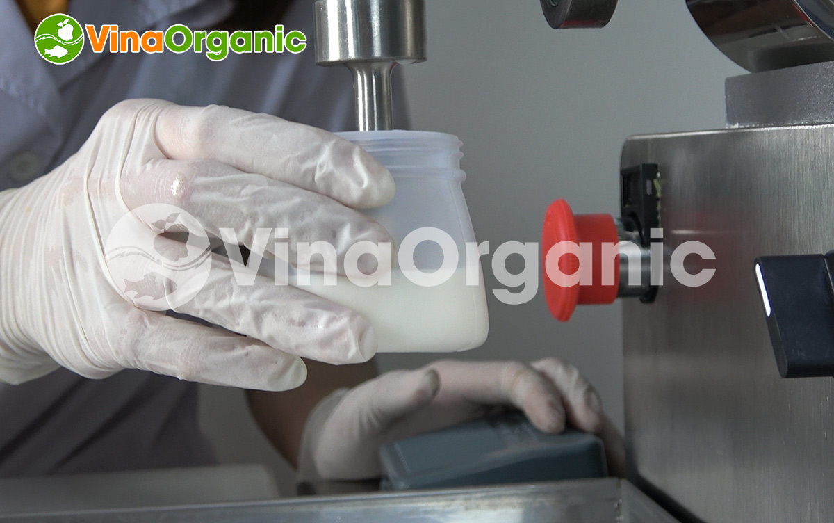 VinaOrganic đã nghiên cứu, chế tạo thành công máy chiết rót định lượng 1 vòi dung tích 100 - 1000ml, phễu chứa 30l. Cùng VinaOrganic tìm hiểu máy này nhé.