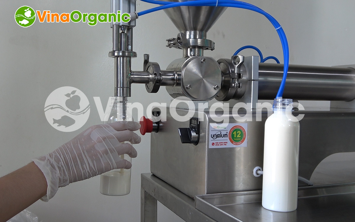 VinaOrganic đã nghiên cứu, chế tạo thành công máy chiết rót định lượng 1 vòi dung tích 100 - 1000ml, phễu chứa 30l. Cùng VinaOrganic tìm hiểu máy này nhé.
