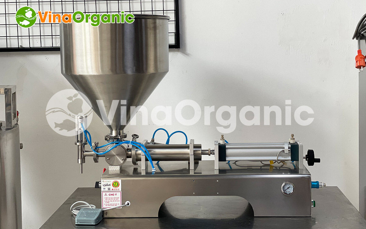 VinaOrganic đã nghiên cứu, chế tạo thành công máy chiết rót định lượng 1 vòi dung tích 100 - 1000ml, phễu chứa 30l. Cùng VinaOrganic tìm hiểu máy này nhé.
