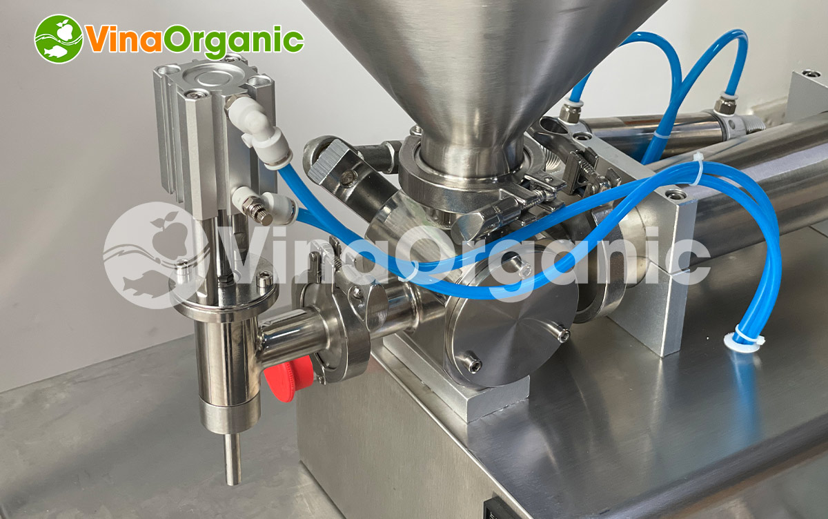 VinaOrganic đã nghiên cứu, chế tạo thành công máy chiết rót định lượng 1 vòi dung tích 100 - 1000ml, phễu chứa 30l. Cùng VinaOrganic tìm hiểu máy này nhé.