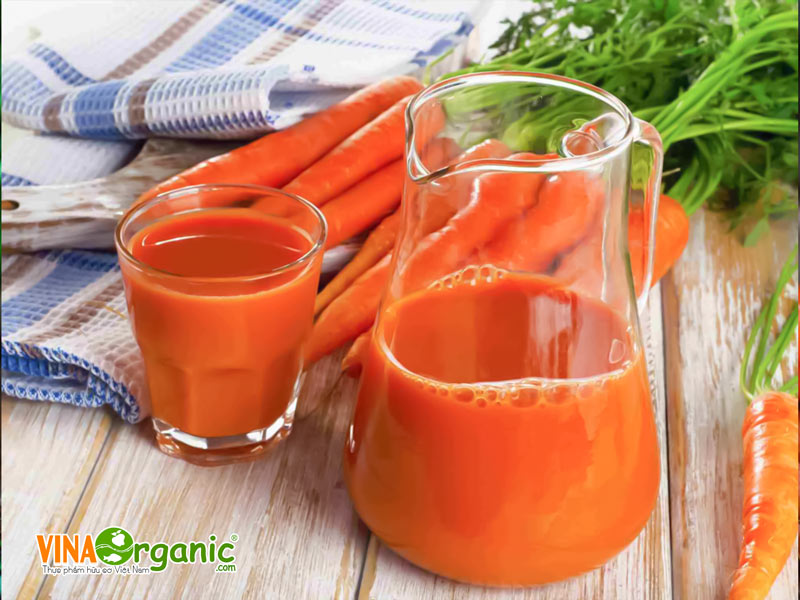Nước ép cà rốt được biết đến là tốt cho sức khỏe vì chứa nhiều dưỡng chất cũng như các loại vitamin. Đặc biệt là vitamin A.