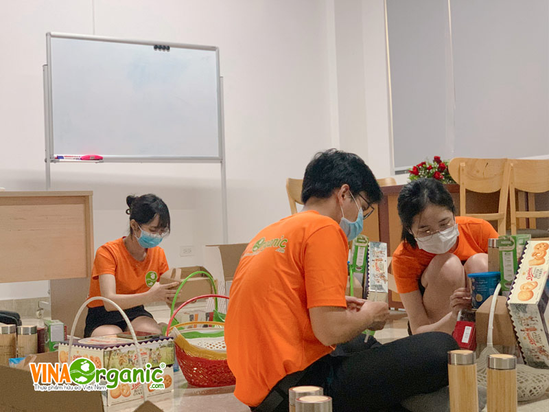 VinaOrganic đã tự tay chuẩn bị và gói những phần quà tết để trao gửi yêu thương vào đấy. Hãy cùng VinaOrganic điểm lại những hình ảnh cùng...