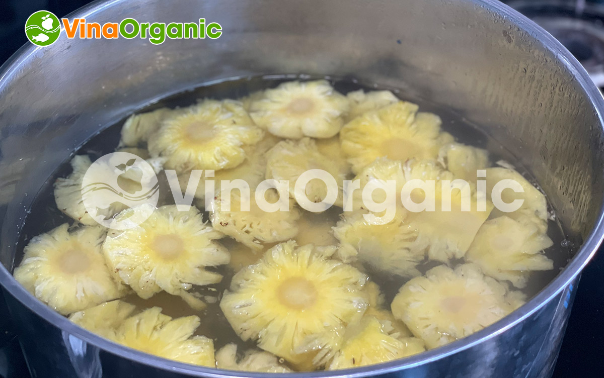 Dứa sấy dẻo là một viên ngọc quý để khai thác, phát triển. Cùng VinaOrganic tìm hiểu cách làm Dứa sấy dẻo với quy trình cực kỳ đơn giản nhé!