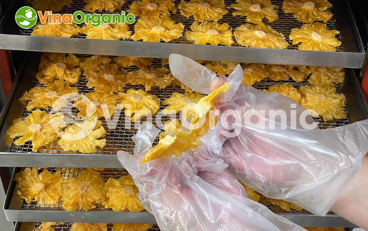 Dứa sấy dẻo là một viên ngọc quý để khai thác, phát triển. Cùng VinaOrganic tìm hiểu cách làm Dứa sấy dẻo với quy trình cực kỳ đơn giản nhé!