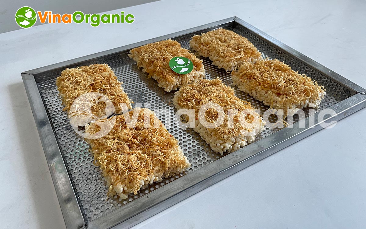 Chuyển giao Công nghệ cơm cháy chà bông và cơm cháy mắm hành tại lab VinaOrganic có gì gì? Cùng khám phá qua bài viết này nhé!