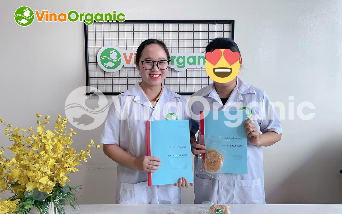 Chuyển giao Công nghệ cơm cháy chà bông và cơm cháy mắm hành tại lab VinaOrganic có gì gì? Cùng khám phá qua bài viết này nhé!