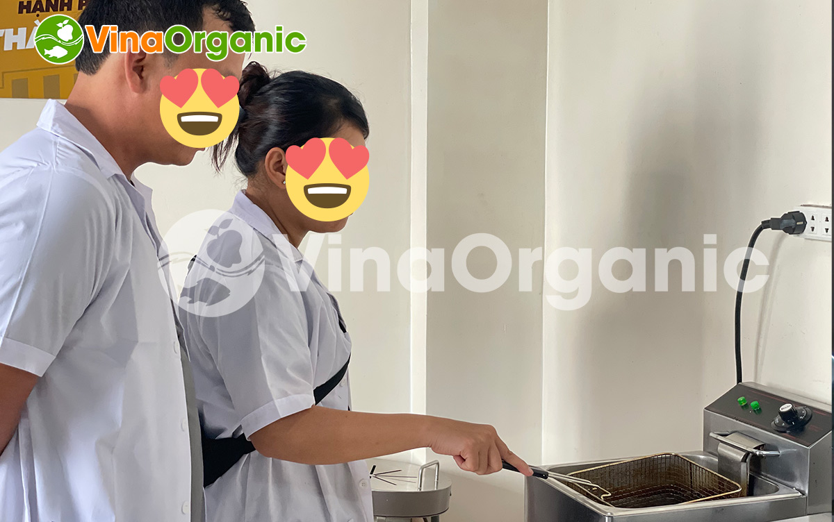 Chuyển giao Công nghệ cơm cháy chà bông và cơm cháy mắm hành tại lab VinaOrganic có gì gì? Cùng khám phá qua bài viết này nhé!