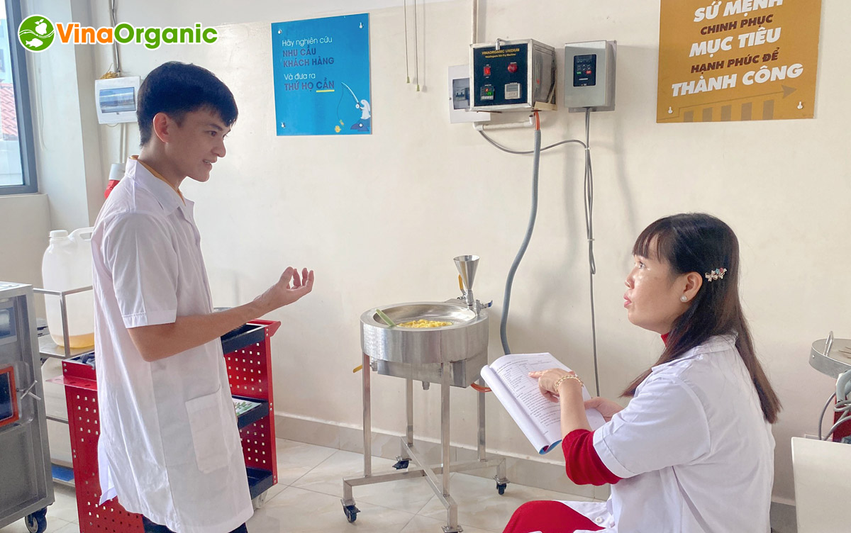 Kẹo khóm cuộn không quá xa lạ trên thị trường, VinaOrganic đã thực hiện chuyển giao công nghệ kẹo khóm cuộn đến khách hàng tại phòng Lab