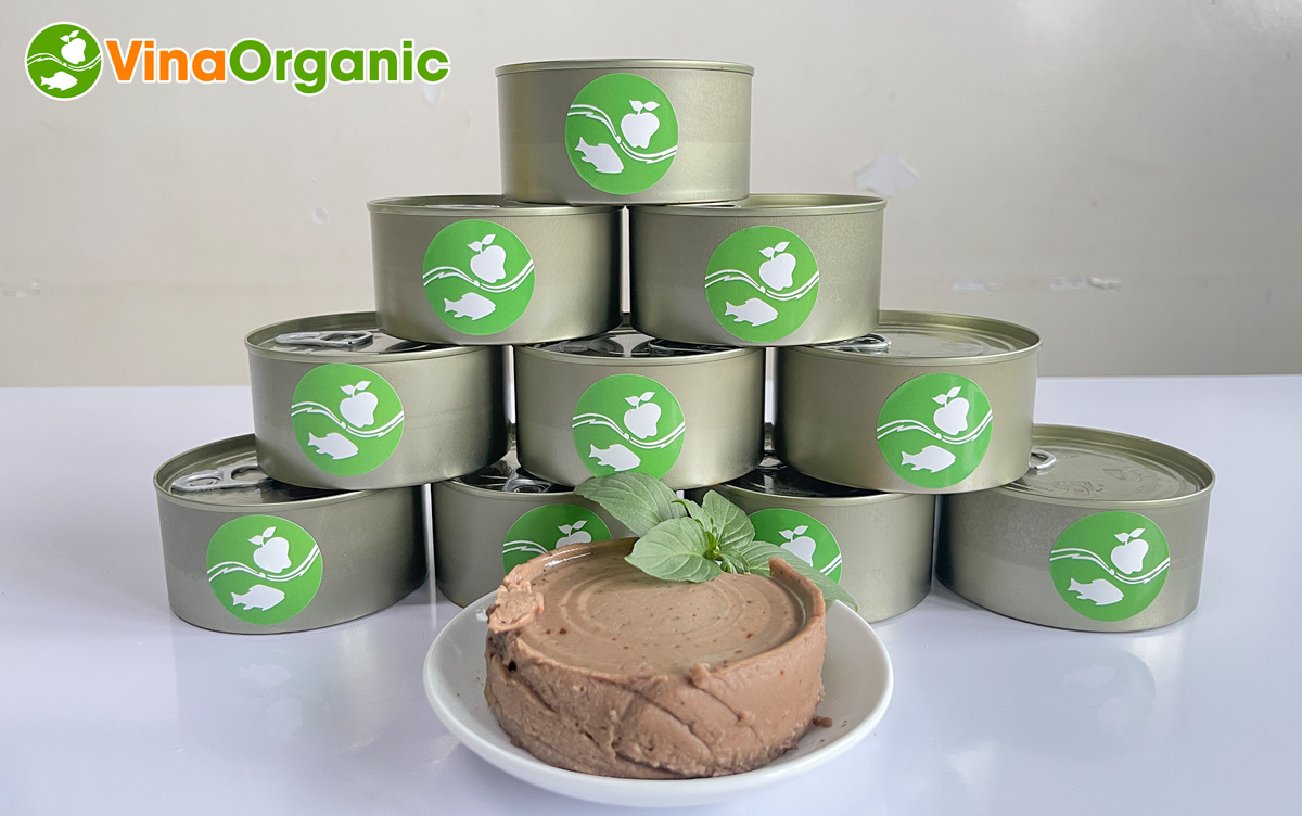 Công nghệ này bao gồm các máy móc cần thiết như máy chần luộc, máy xay nhuyễn, máy chiết rót, máy hàn mí lon và máy hấp tiệt trùng để đảm bảo sản phẩm được bảo quản lâu dài.