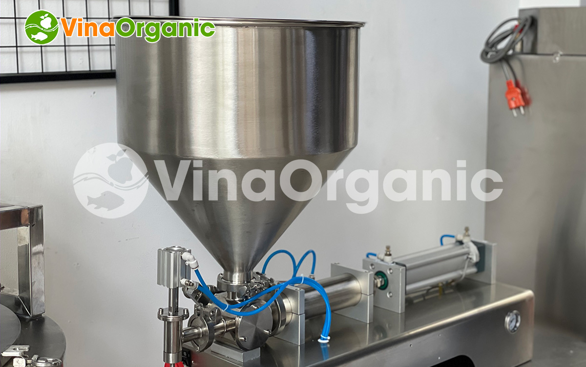 VinaOrganic đã nghiên cứu, chế tạo thành công máy chiết rót định lượng 1 vòi dung tích 100 - 1000ml, phễu chứa 30l. Cùng VinaOrganic tìm hiểu máy này nhé.