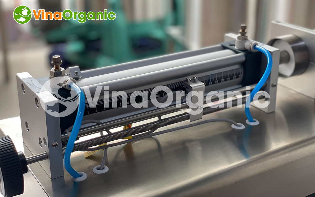 VinaOrganic đã nghiên cứu, chế tạo thành công máy chiết rót định lượng 1 vòi dung tích 100 - 1000ml, phễu chứa 30l. Cùng VinaOrganic tìm hiểu máy này nhé.
