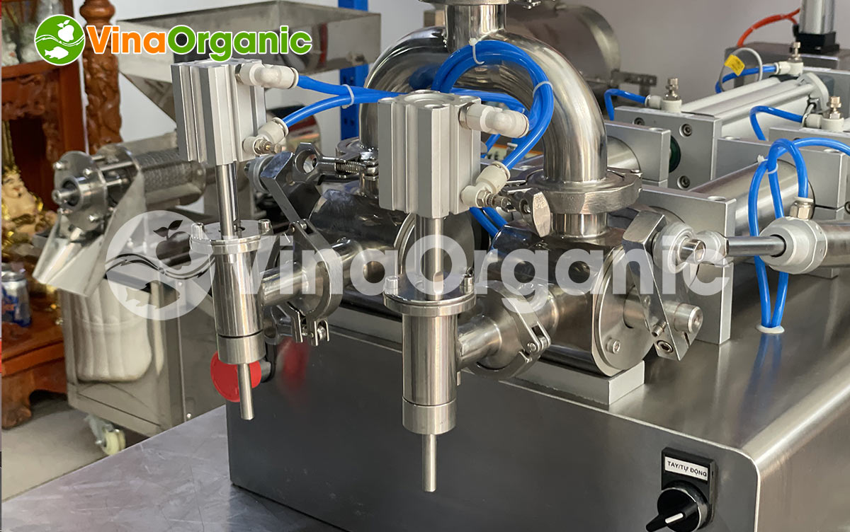 VinaOrganic đã nghiên cứu, chế tạo thành công máy chiết rót định lượng 2 vòi dung tích 100 - 1000ml, phễu chứa 30l. Cùng VinaOrganic tìm hiểu máy này nhé.