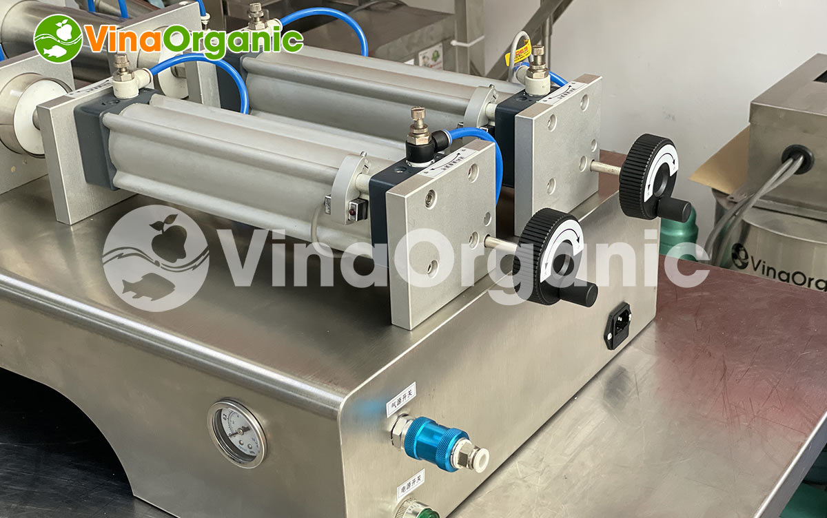 VinaOrganic đã nghiên cứu, chế tạo thành công máy chiết rót định lượng 2 vòi dung tích 100 - 1000ml, phễu chứa 30l. Cùng VinaOrganic tìm hiểu máy này nhé.