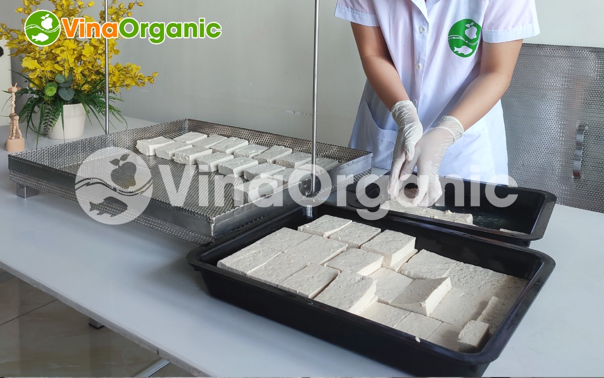 Cách làm đậu hũ với quy trình khá đơn giản cùng máy thiết bị hiện đại. VinaOrganic sẽ bật mí trong bài viết này nhé!