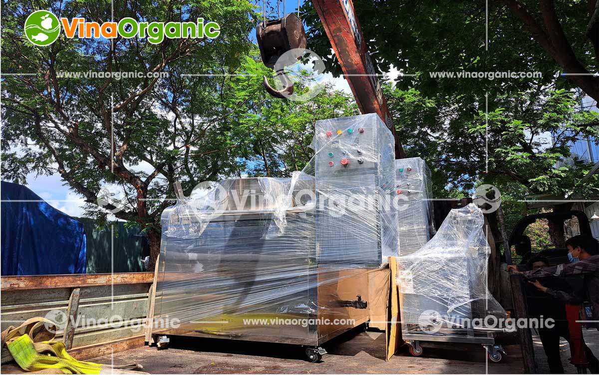 rên thị trường hiện nay, nhu cầu chế biến thực phẩm ngày càng tăng cao. Trong các quá trình chế biến thực phẩm, công đoạn chiên là một bước quan trọng. Bạn đang tìm kiếm một giải pháp để nâng cao hiệu suất và tiết kiệm thời gian trong quy trình chiên? Công nghệ tiên tiến và khả năng tự động hóa giúp cho doanh nghiệp của mình sản xuất một số lượng lớn các sản phẩm chiên nhưng vẫn đảm bảo chất lượng? VinaOrganic đã tạo ra giải pháp cho doanh nghiệp bạn với máy chiên tự động năng suất 200L và máy lọc dầu đây là một sự kết hợp hoàn mỹ.