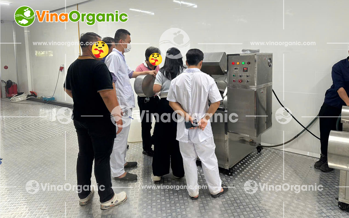 rên thị trường hiện nay, nhu cầu chế biến thực phẩm ngày càng tăng cao. Trong các quá trình chế biến thực phẩm, công đoạn chiên là một bước quan trọng. Bạn đang tìm kiếm một giải pháp để nâng cao hiệu suất và tiết kiệm thời gian trong quy trình chiên? Công nghệ tiên tiến và khả năng tự động hóa giúp cho doanh nghiệp của mình sản xuất một số lượng lớn các sản phẩm chiên nhưng vẫn đảm bảo chất lượng? VinaOrganic đã tạo ra giải pháp cho doanh nghiệp bạn với máy chiên tự động năng suất 200L và máy lọc dầu đây là một sự kết hợp hoàn mỹ.