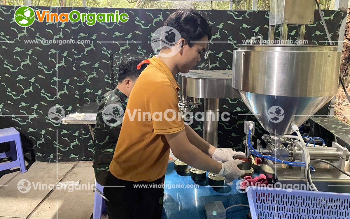 Công nghệ sản xuất xíu mại xốt cà đóng hộp VinaOrganic đảm bảo thịt có độ mềm dai, hương vị mặn ngọt hài hoà. Liên hệ 0975299798 - 0938299798 ngay!
