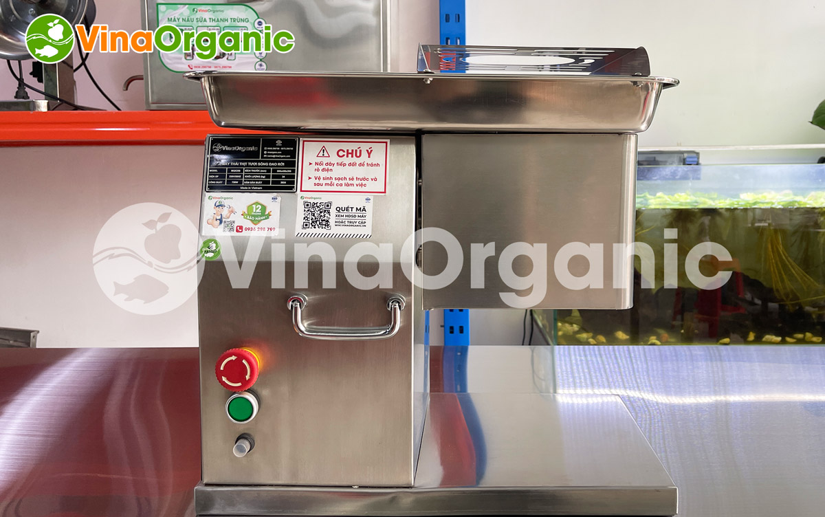 Cấu tạo của máy gồm các bộ phận chính: thân máy, bộ điều khiển, tay cầm, phễu chứa nguyên liệu, dao cắt, khay hứng thịt.