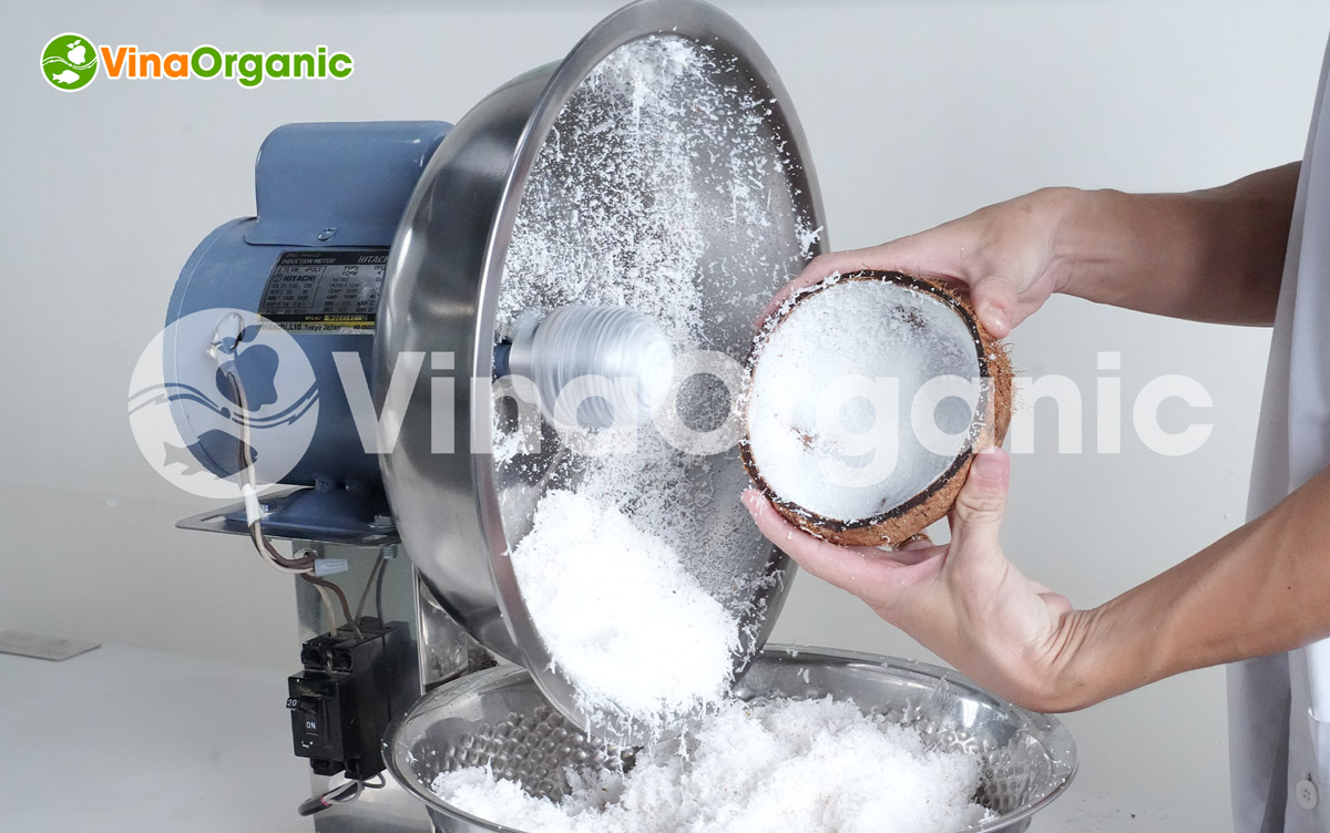Máy nạo dừa 370W model ND370, nạo nhuyễn cơm dừa một cách nhanh chóng, tiện lợi. Liên hệ Hotline/Zalo 0938299798 - 0975299798.