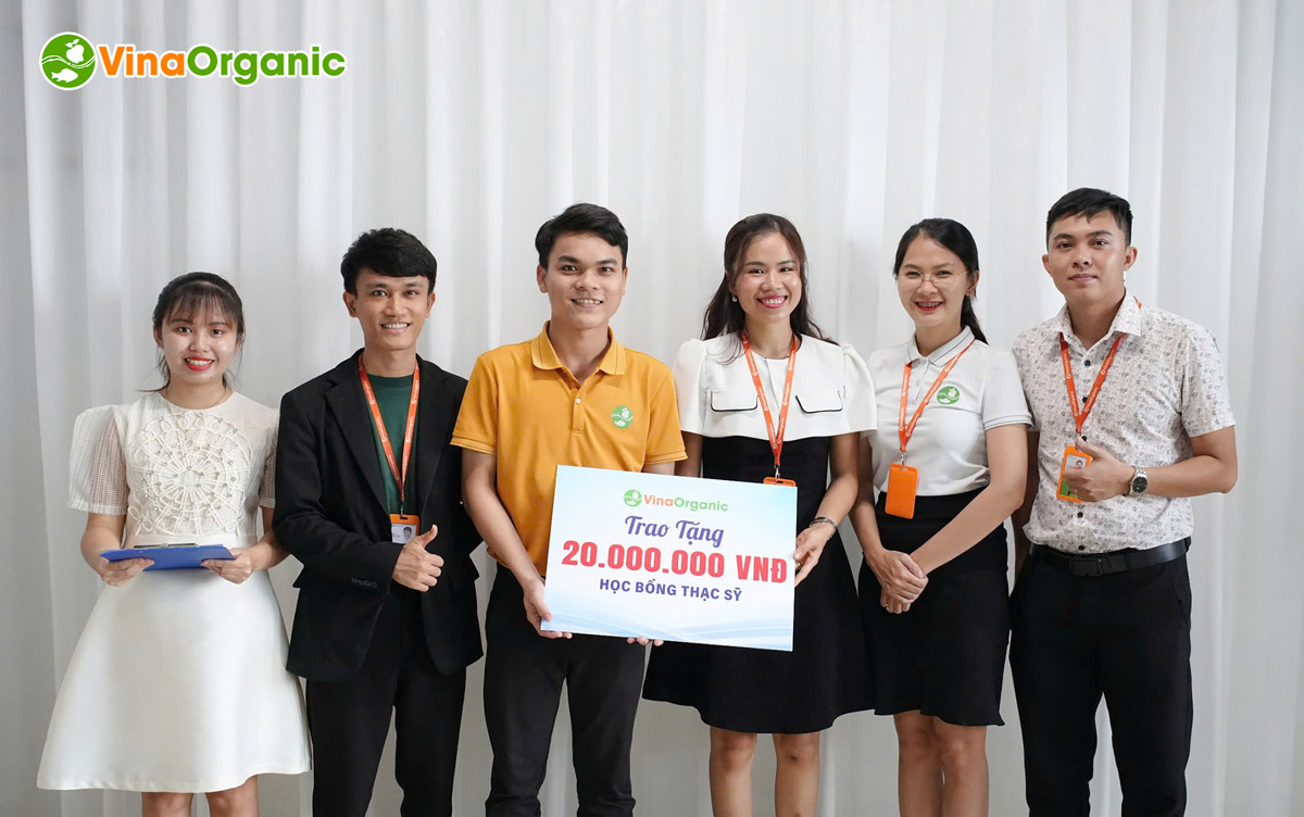VinaOrganic tri ân trao tặng học bổng cho Cán bộ nhân viên vì có tác phong tốt, có sự nhiệt huyết, tận tâm trong công việc và đạt hiệu quả...