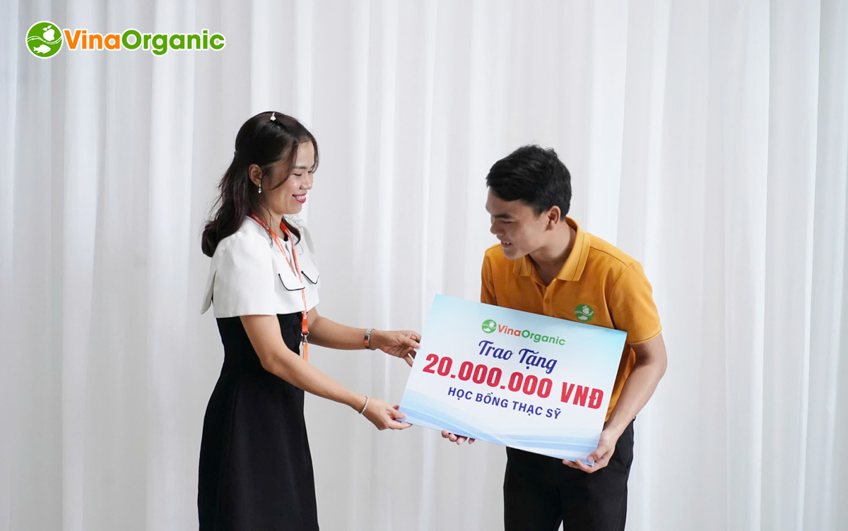 VinaOrganic tri ân trao tặng học bổng cho Cán bộ nhân viên vì có tác phong tốt, có sự nhiệt huyết, tận tâm trong công việc và đạt hiệu quả...