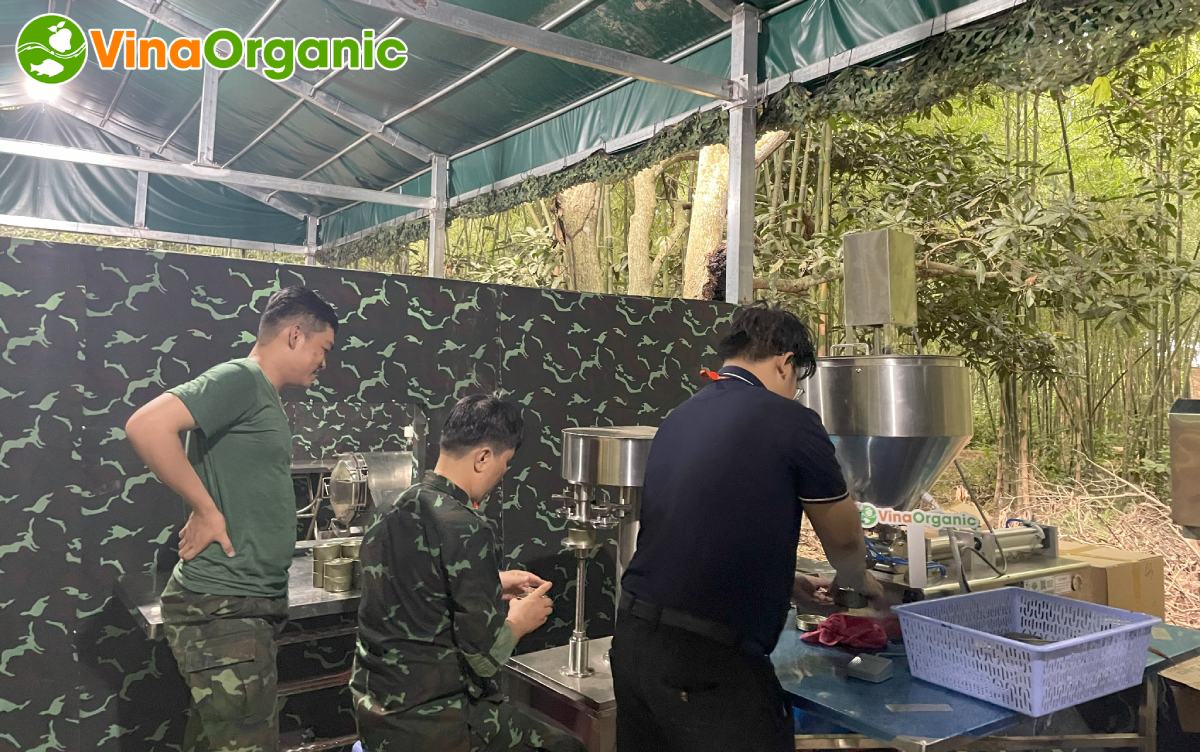 Công nghệ sản xuất cá xốt cà đóng hộp VinaOrganic đảm bảo thịt cá có độ dai chắc vừa phải, không bị nát hay quá mềm. Liên hệ 0975299798 - 0938299798 ngay!