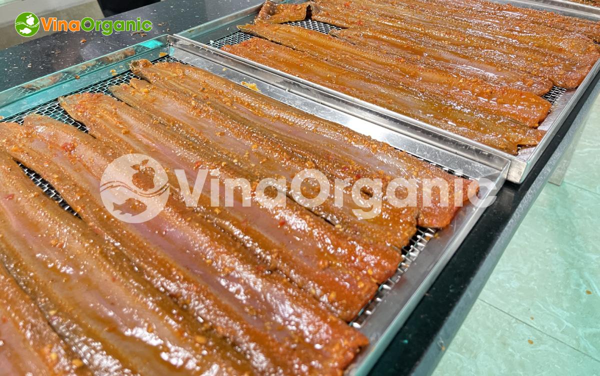 Công nghệ sản xuất lươn sấy khô từ VinaOrganic giúp đảm bảo thành phẩm đạt độ dai dẻo, không bị khô cứng. Liên hệ 0975299798 - 0938299798 ngay!