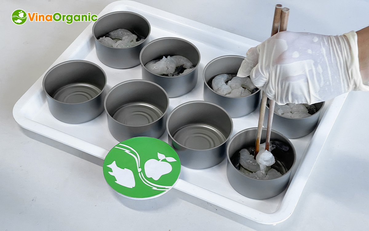 VinaOrganic chuyển giao công nghệ và máy sản xuất Tôm xốt tiệt trùng đóng hộp chất lượng cao. Liên hệ ngay. Hotline Zalo 0938299798 – 0975299798.