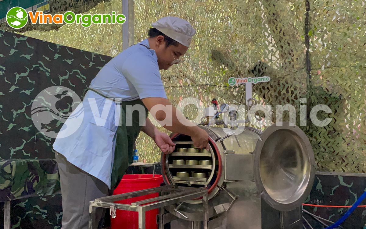 Công nghệ sản xuất cá xốt cà đóng hộp VinaOrganic đảm bảo thịt cá có độ dai chắc vừa phải, không bị nát hay quá mềm. Liên hệ 0975299798 - 0938299798 ngay!