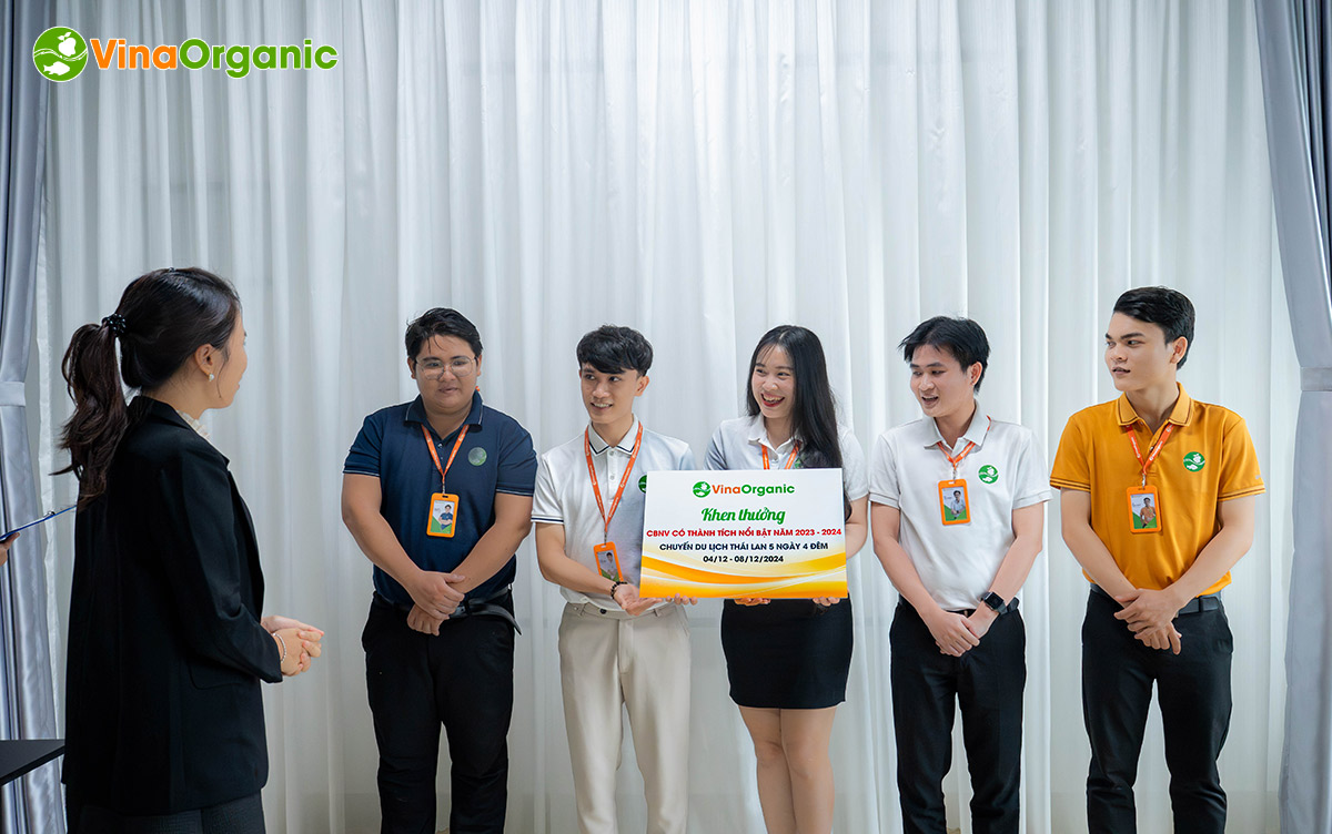 VinaOrganic tổ chức trao thưởng CBNV xuất sắc năm 2023-2024 nhằm tôn vinh những cá nhân có đóng góp tích cực vào sự phát triển của công ty.