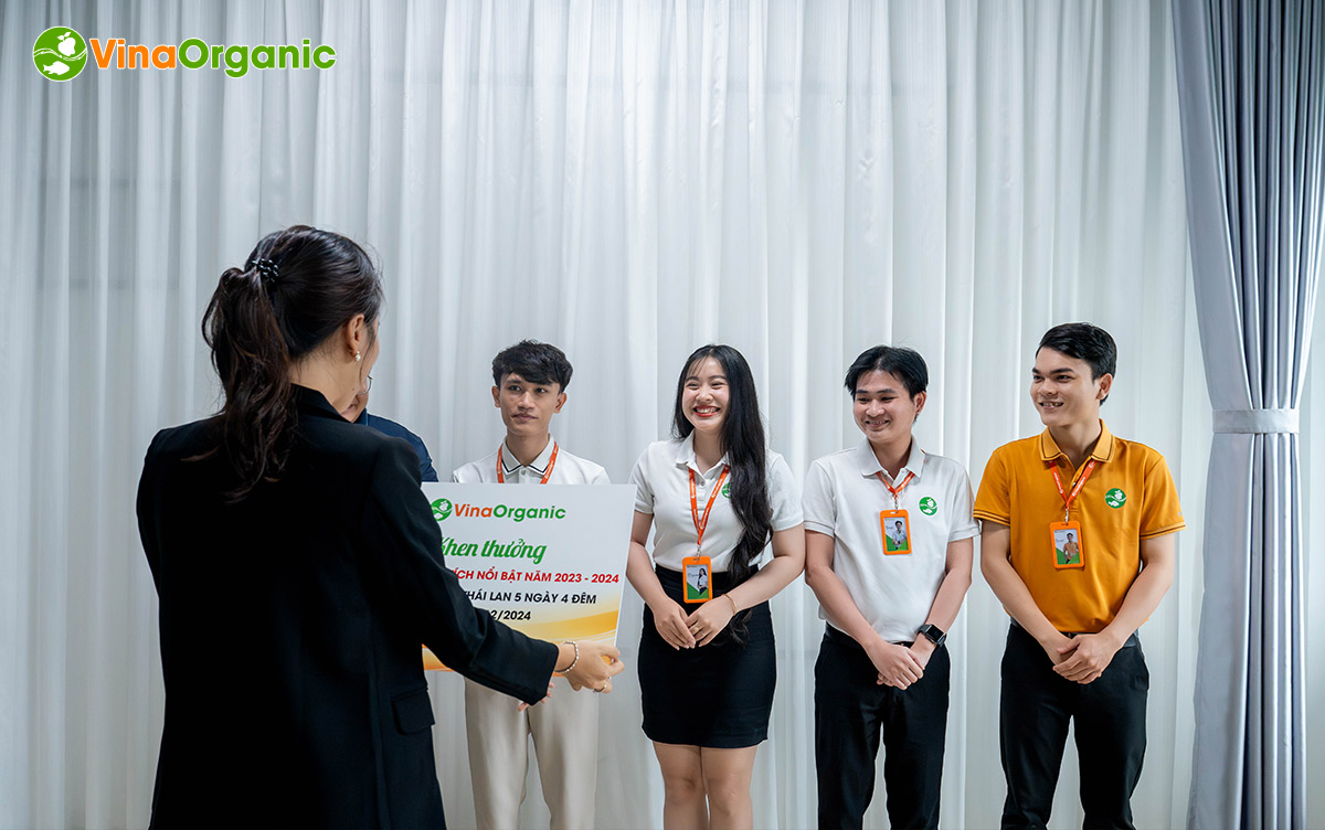 VinaOrganic tổ chức trao thưởng CBNV xuất sắc năm 2023-2024 nhằm tôn vinh những cá nhân có đóng góp tích cực vào sự phát triển của công ty.