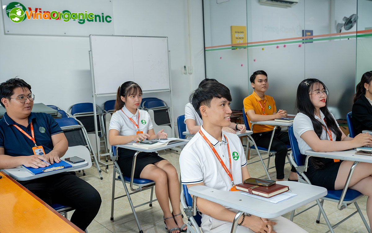 VinaOrganic tổ chức trao thưởng CBNV xuất sắc năm 2023-2024 nhằm tôn vinh những cá nhân có đóng góp tích cực vào sự phát triển của công ty.