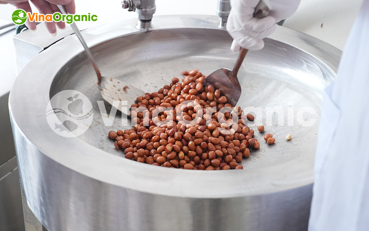 VinaOrganic vừa khép lại khóa học Dạy nghề sản xuất Đậu phộng tỏi ớt tháng 5, giúp học viên nắm được cách sản xuất thực tế món ăn vặt này.