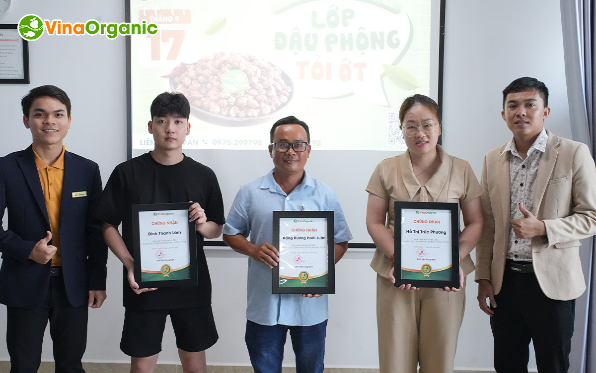 VinaOrganic vừa khép lại khóa học Dạy nghề sản xuất Đậu phộng tỏi ớt tháng 5, giúp học viên nắm được cách sản xuất thực tế món ăn vặt này.