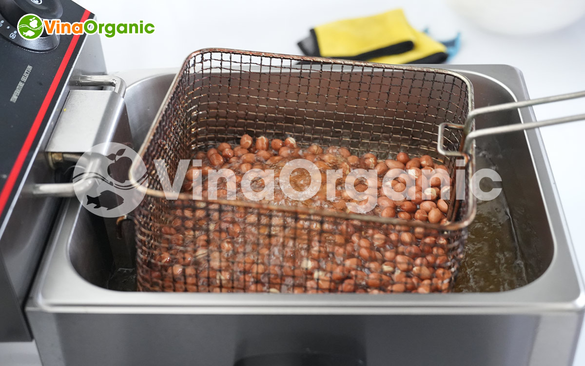 VinaOrganic vừa khép lại khóa học Dạy nghề sản xuất Đậu phộng tỏi ớt tháng 5, giúp học viên nắm được cách sản xuất thực tế món ăn vặt này.
