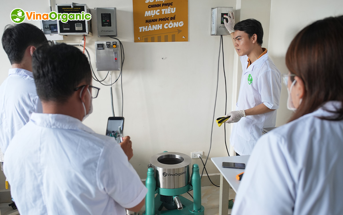 VinaOrganic vừa khép lại khóa học Dạy nghề sản xuất Đậu phộng tỏi ớt tháng 5, giúp học viên nắm được cách sản xuất thực tế món ăn vặt này.