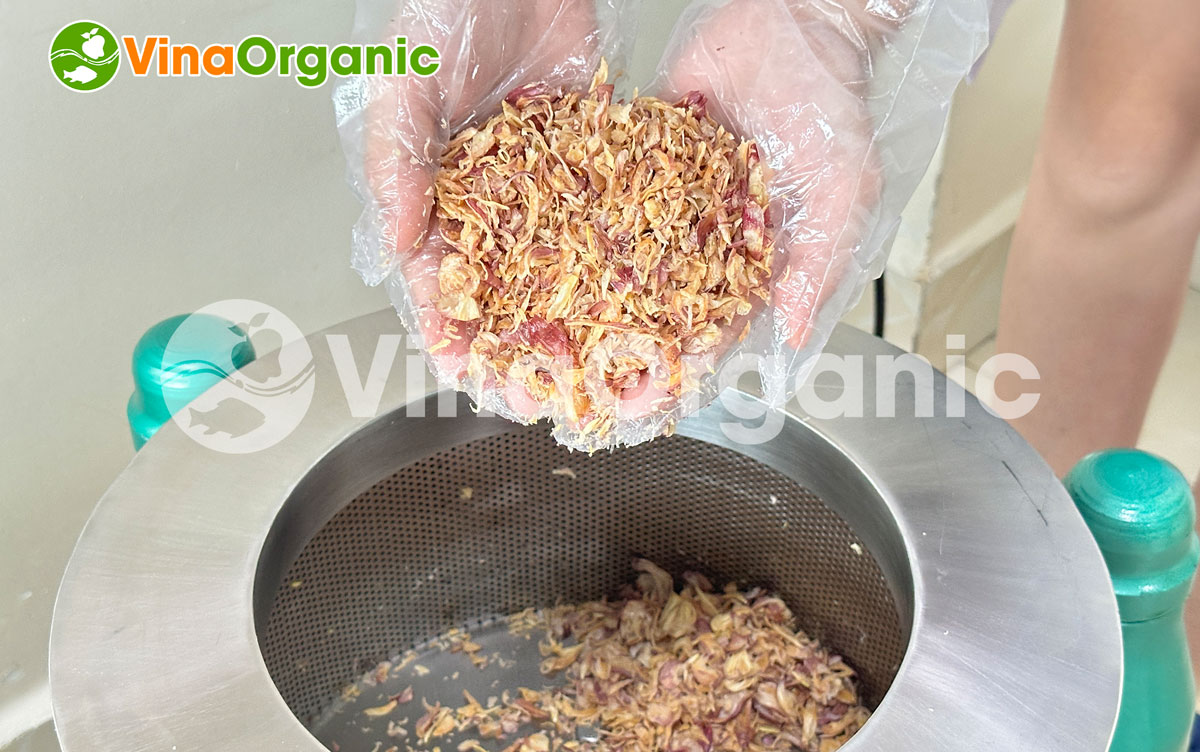 VinaOrganic cung cấp dây chuyền sản xuất hành phi chiên chân không màu sắc vàng sáng, hấp dẫn. Liên hệ Hotline 0975299798 - 0938299798.