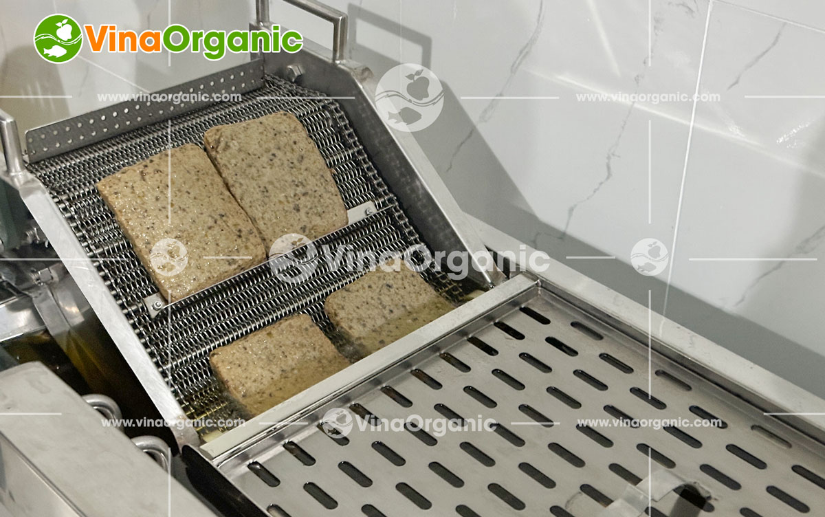 VinaOrganic tự hào là đối tác đồng hành cùng khách hàng tại Hóc Môn trong việc nâng tầm giá trị nông sản. Gần đây, chúng tôi đã hoàn thành việc chuyển giao trọn gói ba công nghệ chế biến lươn độc đáo: Khô lươn sấy cay, Chà bông lươn và Chả lươn.