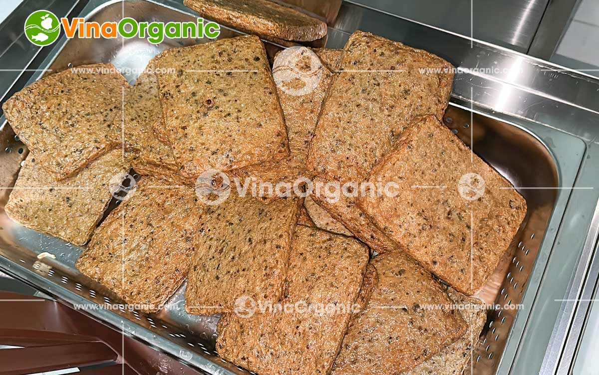 VinaOrganic tự hào là đối tác đồng hành cùng khách hàng tại Hóc Môn trong việc nâng tầm giá trị nông sản. Gần đây, chúng tôi đã hoàn thành việc chuyển giao trọn gói ba công nghệ chế biến lươn độc đáo: Khô lươn sấy cay, Chà bông lươn và Chả lươn.