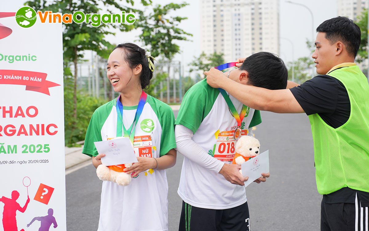 Không khí sáng sớm đã thật sự “nóng hơn bao giờ hết” khi Giải chạy trong khuôn khổ Hội thao VinaOrganic 2025 chính thức khởi tranh
