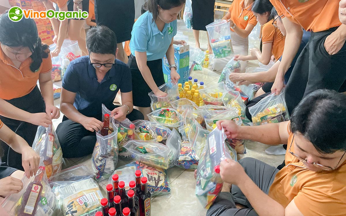 Với tinh thần “lá lành đùm lá rách”, đại gia đình VinaOrganic cùng nhau sẻ chia và lan tỏa yêu thương, hướng về miền Trung thân thương!